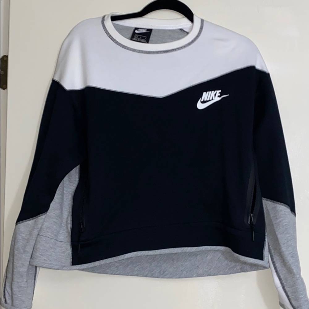 Women’s Nike color blocking sweatshirt